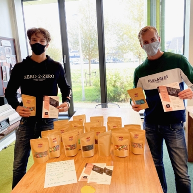 Jesper van Loon and BLIJLES tutor Marc Joman hand out sweets during exam training at Fioretti College Lisse