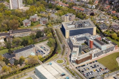 Luchtfoto Pieter de la Courtgebouw Leiden