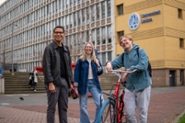 Studenten bij het Pieter de la Courtgebouw