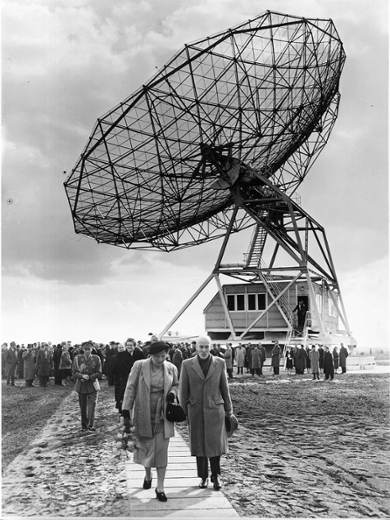 De oorlog zorgt dat de technische ontwikkelingen een vlucht nemen, en ook in de sterrenkunde gaan de technische mogelijkheden met sprongen vooruit. Oort richt zich op de radioastronomie: het in kaart brengen van het heelal met hulp van radiogolven. Hij richt de stichting Radiostraling van Zon en Melkweg op, een samenwerking tussen de Leidse en de Utrechtse sterrenwachten, de PTT en Philips. Oort was goed in het samenbrengen van verschillende partijen; hij was vasthoudend over het belang van de radioastronomie en dat daar samenwerking voor nodig was. Dat resulteerde erin dat deze partijen samen onderzoek gingen doen vanaf ‘Radio Kootwijk’: een oude radioantenne van de Duitsers die na de oorlog in ongebruik was geraakt. Ook zamelde Oort fondsen in voor de bouw van een nieuwe radiotelescoop in Nederland. In 1956 werd deze in Dwingeloo in gebruik genomen – Oort opende de telescoop samen met koningin Juliana en minister-president Jo Cals. In 1970 werd, ook door de inspanningen van Oort, de grote samengestelde telescoop in Westerbork in gebruik genomen. De radiotelescoop in Westerbork is nog altijd in gebruik, en Oort wordt gezien als de grondlegger van de Nederlandse radioastronomie.