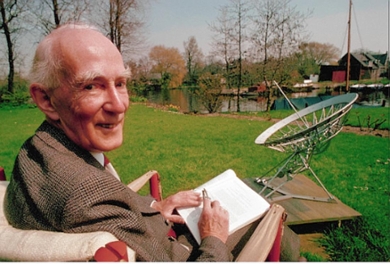 Ook na zijn pensionering bleef Oort sterrenstelsel bestuderen. De zonnewijzer in zijn achtertuin, een cadeau bij zijn emeritaat, heeft de vorm van een radiotelescoop. (beeld: privéarchief Abraham Oort)