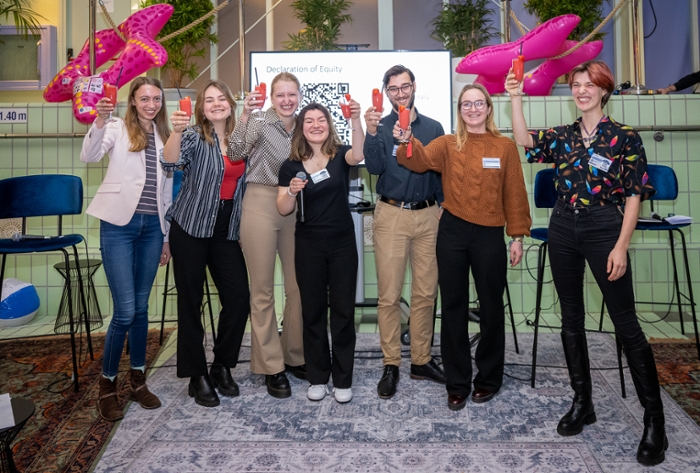 Vertegenwoordigers van studieverenigingen en assessoren vieren de ondertekening van de declaration of equity.