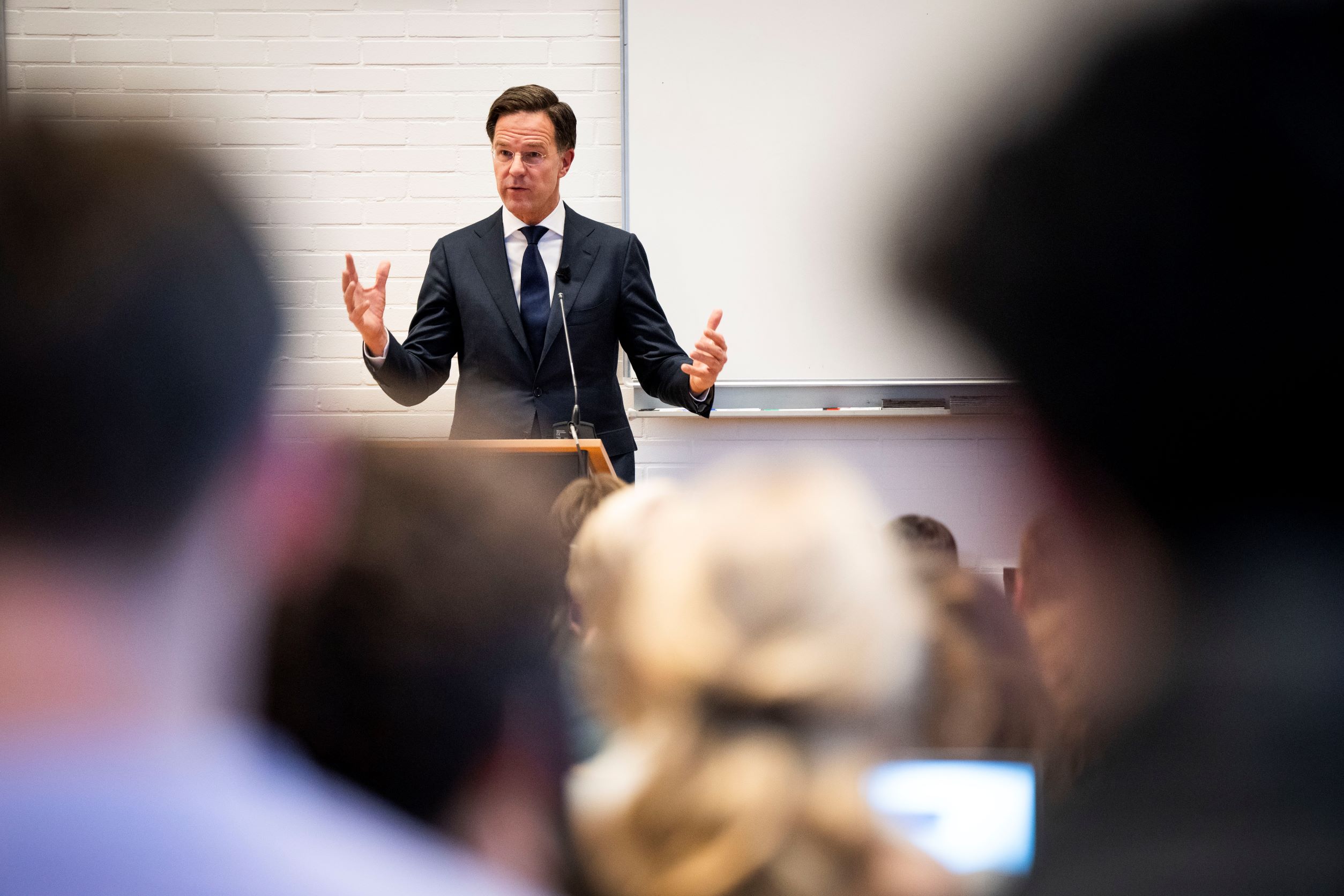 Premier Rutte geeft college aan eerstejaarsstudenten. ‘Democratie zal ...