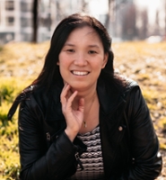 A portrait photo of Ciny Huijgen smiling at the camera.