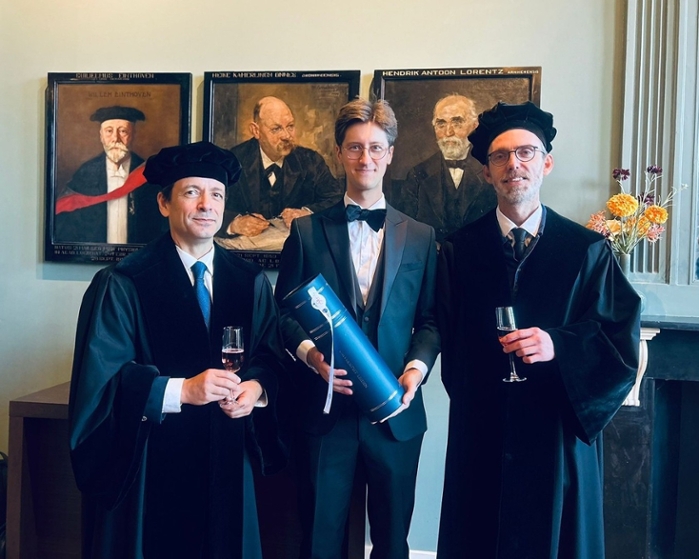 De promvendus met zijn promotoren.