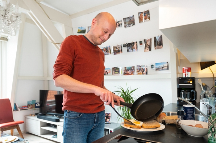 Informaticus en psycholoog Roy de Kleijn bak in de keuken van zijn woning een ei