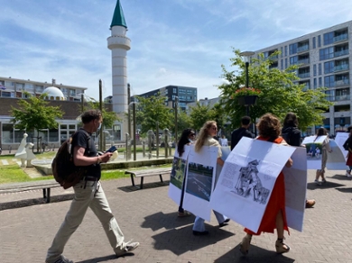 Studenten communiceerden onder andere over hun onderzoek via sandwichborden.