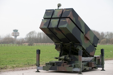 Vliegveld Valkenburg in 2014 met de uitkijktoren en militaire apparatuur. Het terrein werd lange tijd voor militaire doeleinden gebruikt.