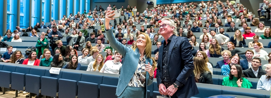 Roberta Metsola maakt een selfie met hoogleraar André Gerrits voor een volle collegezaal