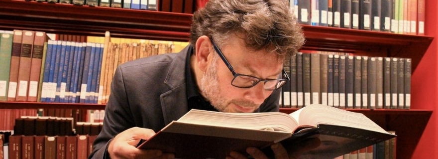 Jan van Dijkhuizen zit altijd met zijn neus in de boeken.