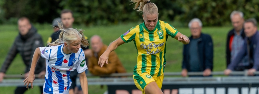 Voetballer Nikki IJzerman in actie op het veld