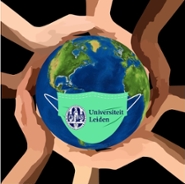Logo van de korte podcastreeks ‘Alleen/Samen Gezond’, bestaande uit een illustratie van de aardbol tegen een zwarte achtergrond die door handen in verschillende huidskleuren wordt vastgehouden. De aardbol draagt een lichtgroen mondkapje met daarop het logo van de Universiteit Leiden.