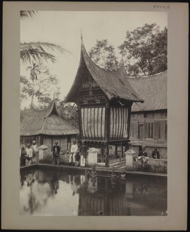 Children and adults in front of a rice barn in Batipoeh on Sumatra, Christiaan Benjamin Nieuwenhuis, ca. 1895 - ca. 1905. Rijksmuseum