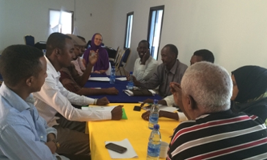 Janine Ubink in gesprek met ambtenaren van het Ministerie van Justitie van Somalië