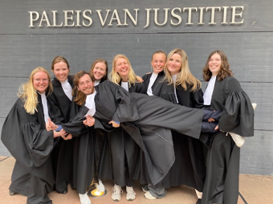 Meike van der Heide en de overige deelnemers aan de masterclass van de Rechtbank Den Haag