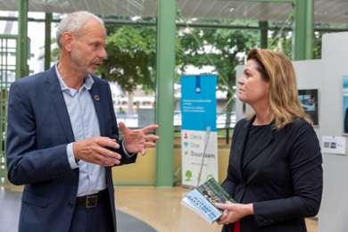 Jan Willem Erisman ingesprek met minister Christianne van der Wal