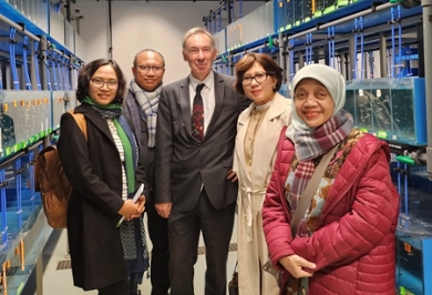 Herman Spaink (midden) met een delegatie van de Universitas Gadjah Mada die 30 okober Leiden bezocht.